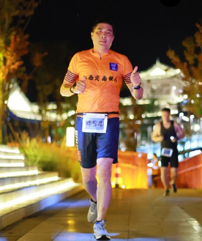 挑战黑夜,超越自我!定南夜间铁人陈曦!