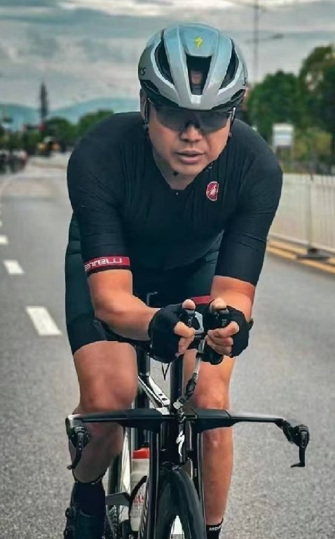 “鲲鹏径”全球铁人传奇之郑威:风雨中前行的追梦者