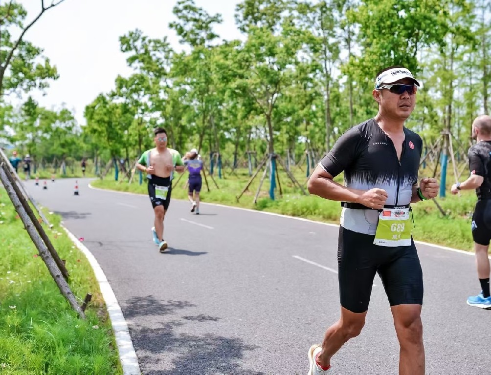 “鲲鹏径”全球铁人传奇之郑威:风雨中前行的追梦者