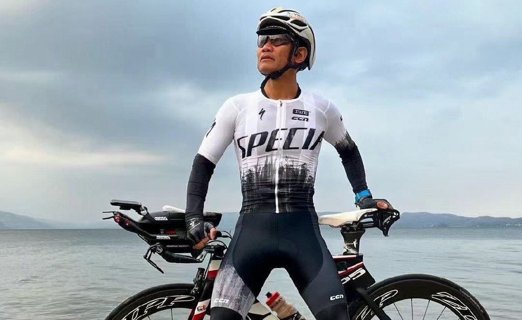 “鲲鹏径”全球铁人传奇之郑威:风雨中前行的追梦者