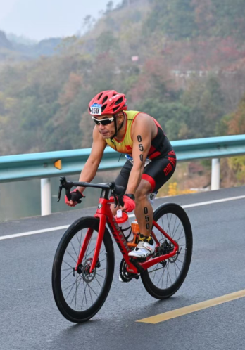 “鲲鹏径”全球铁人传奇之郭磊的钢铁意志与平凡坚守