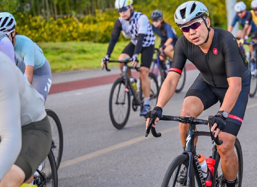 “鲲鹏径”全球铁人传奇之郑威:风雨中前行的追梦者