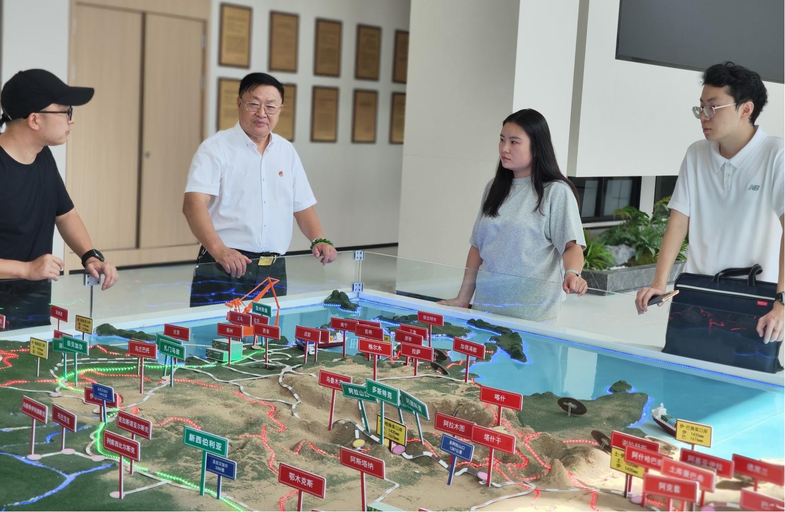 国际商业卫视考察兰州经开区 TIR卡航项目蓄势待发 打造国际物流新通道