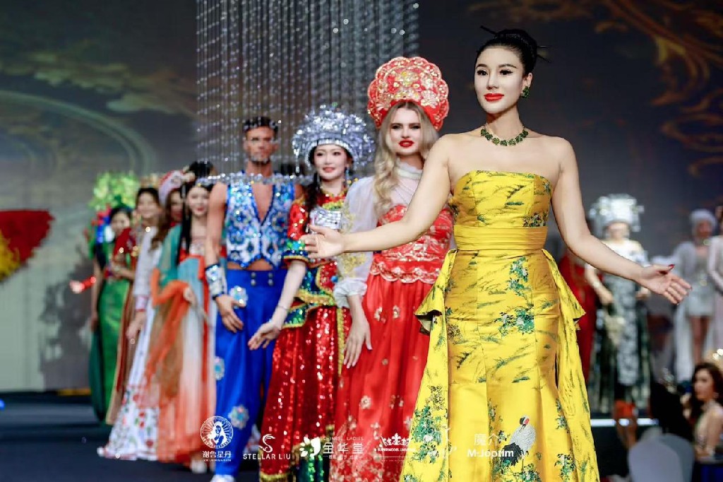 深圳，2025年11月14日——全球时尚界瞩目的年度盛事"2025 SUPER MODEL UNIVERSE & MAN OF THE UNIVERSE"