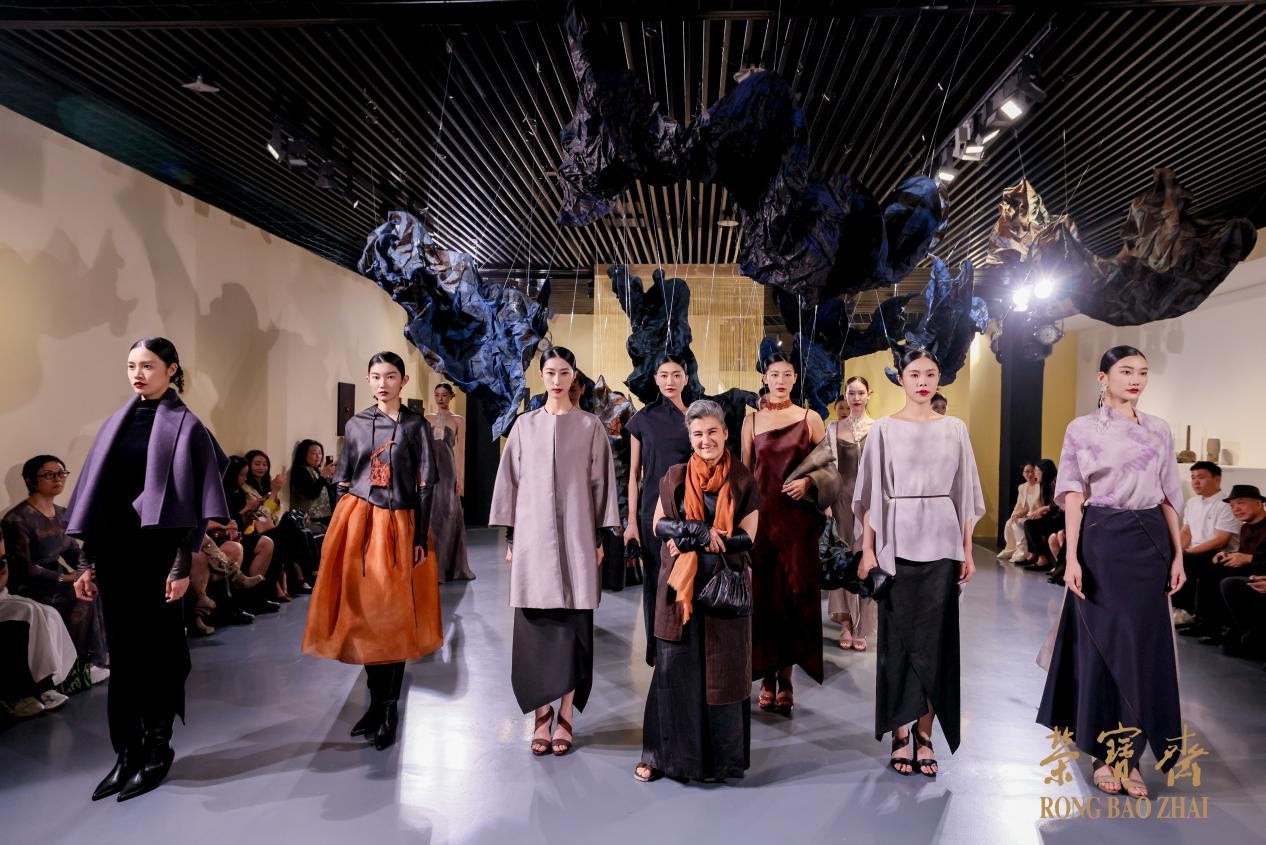 德籍纤维雕塑艺术家深圳演绎非遗新生 解码时装秀