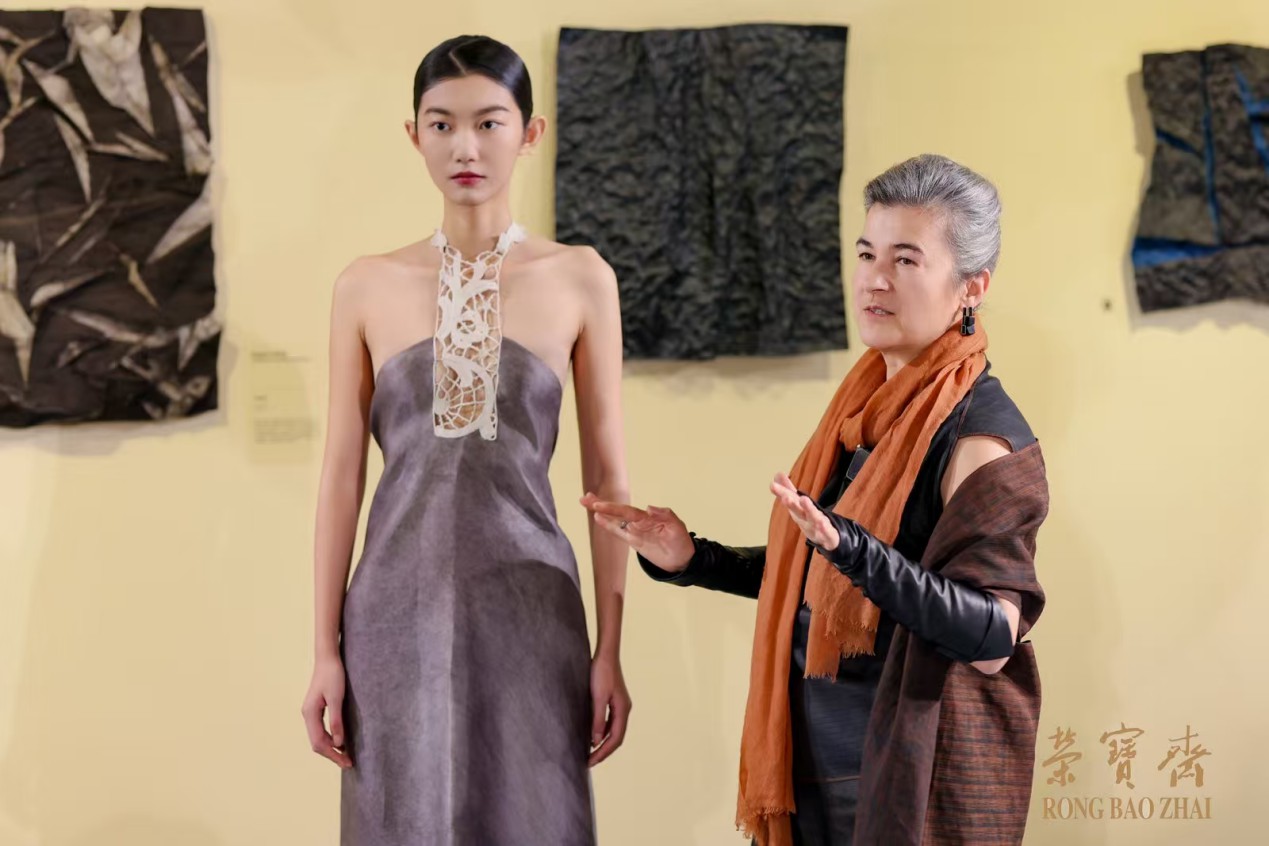 德籍纤维雕塑艺术家深圳演绎非遗新生 解码时装秀