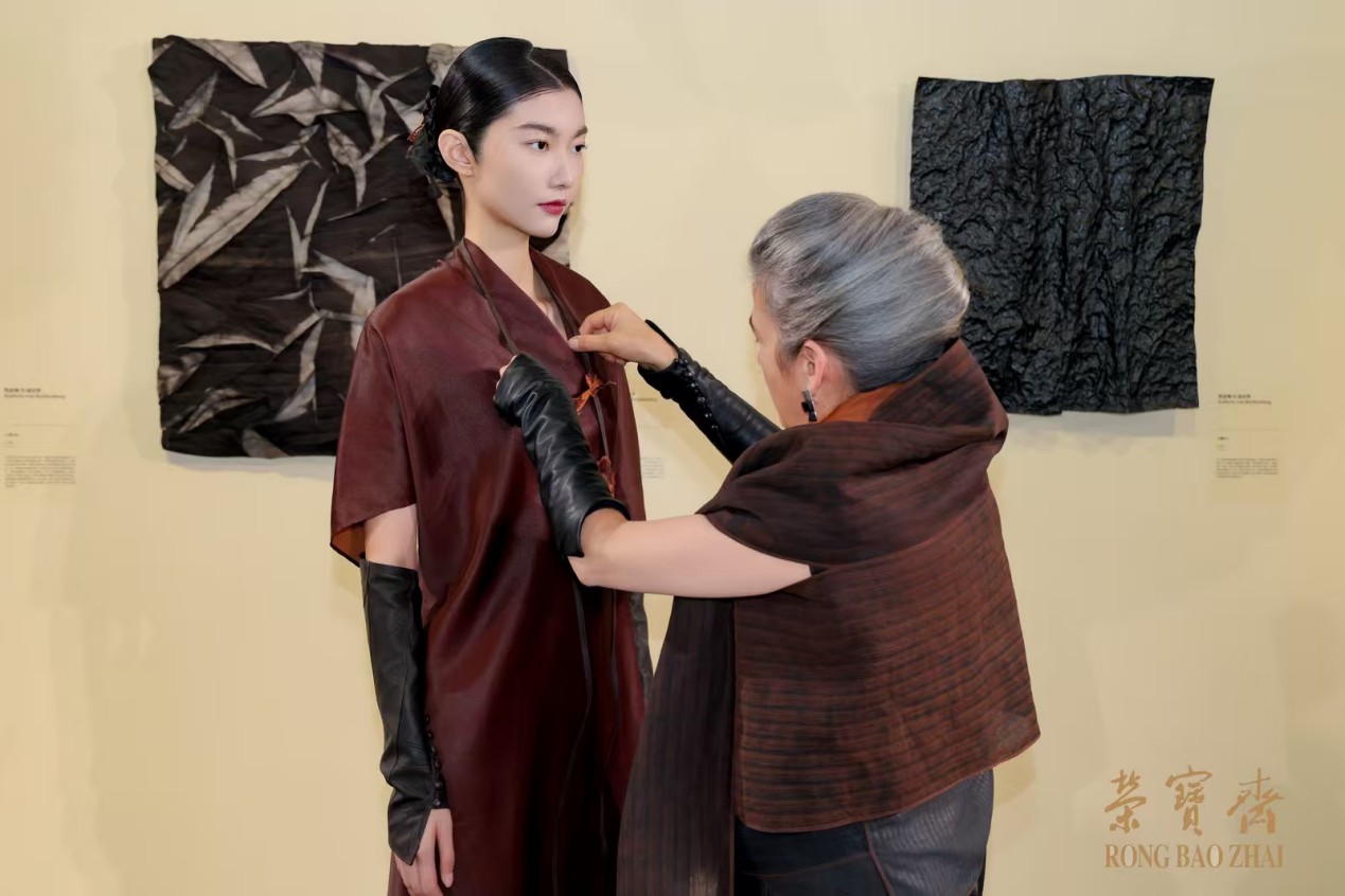 德籍纤维雕塑艺术家深圳演绎非遗新生 解码时装秀