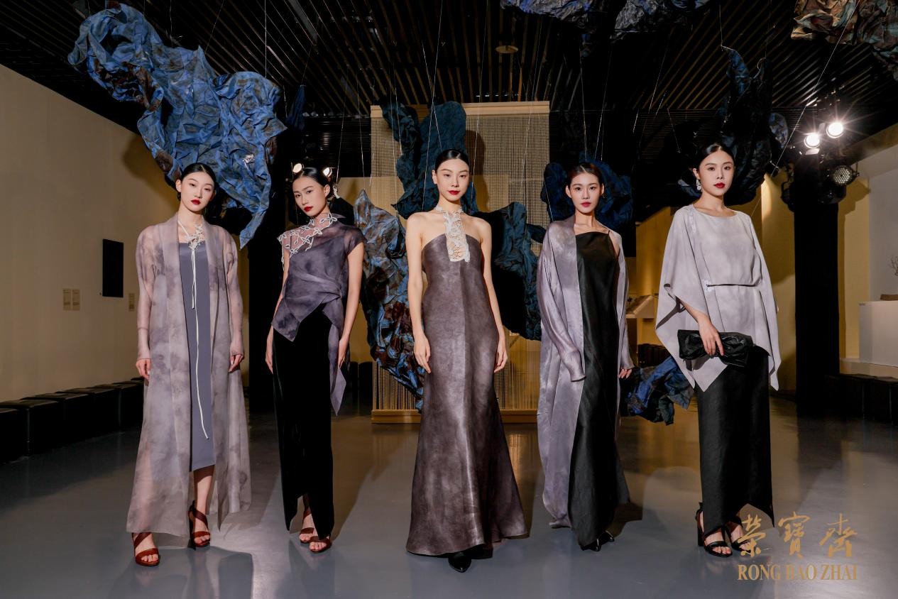 德籍纤维雕塑艺术家深圳演绎非遗新生 解码时装秀